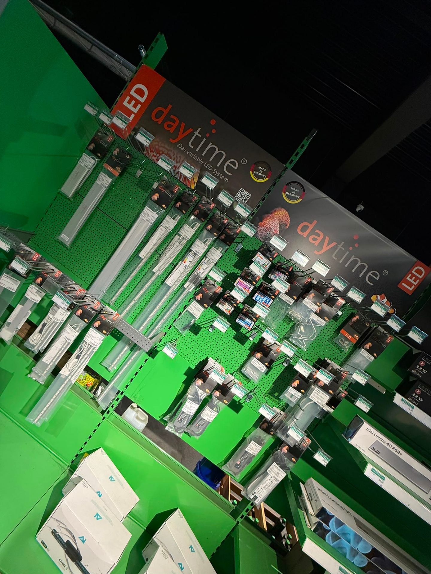 Aquaristik-Showroom mit LED-Beleuchtung und Aquarien